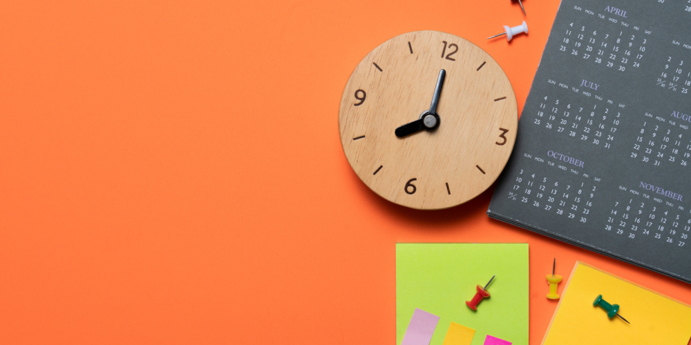 fond orange avec horloge, calendrier et post-it