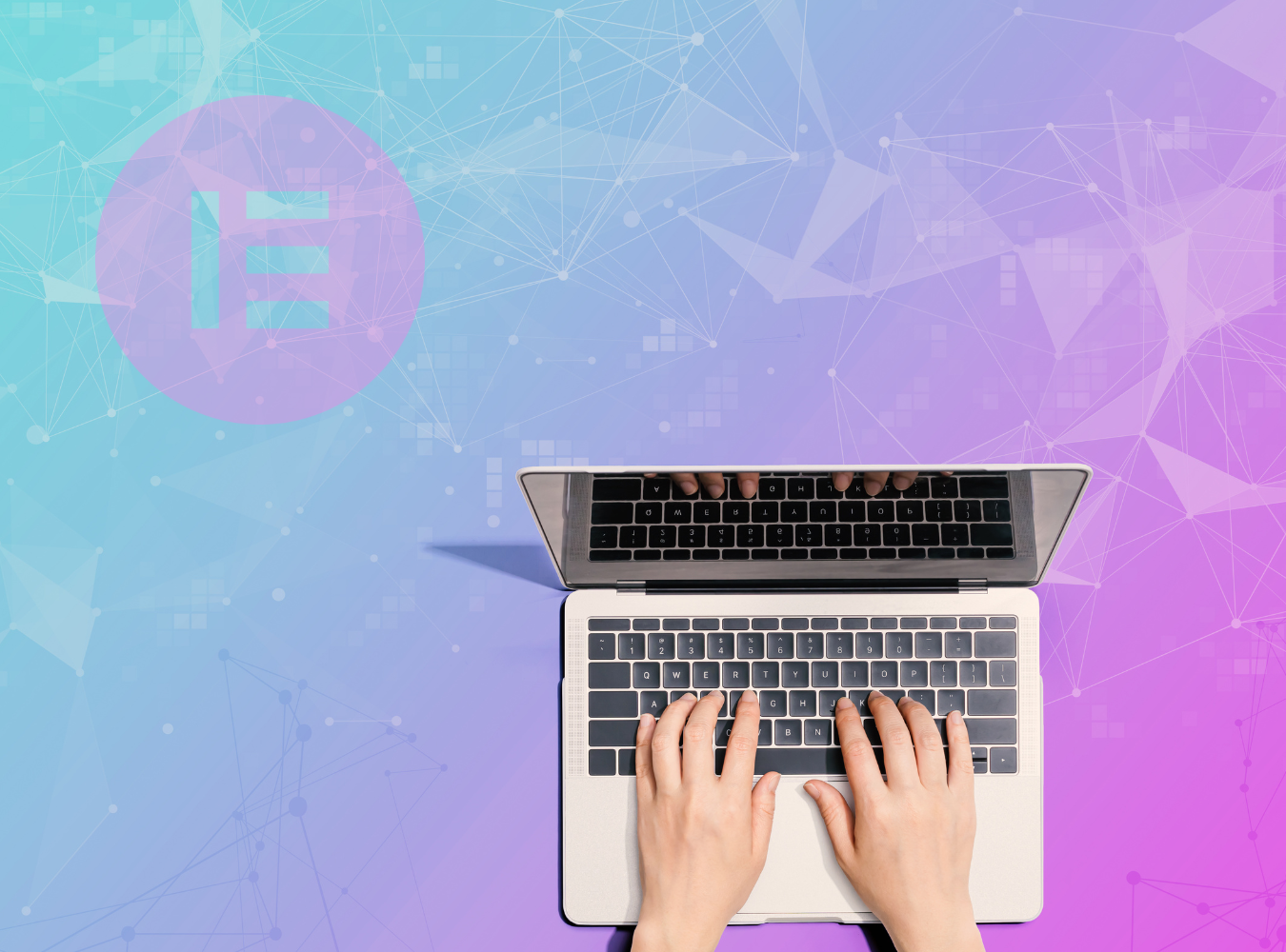 Mains qui écrivent sur un ordinateur portable, fond mauve et bleu avec logo Elementor