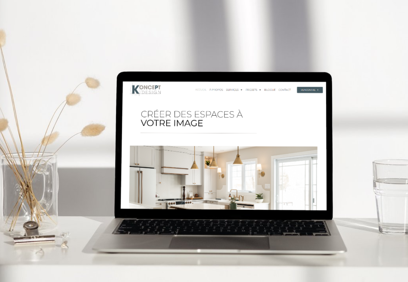 Site web de Koncept Design dans un laptop sur un bureau