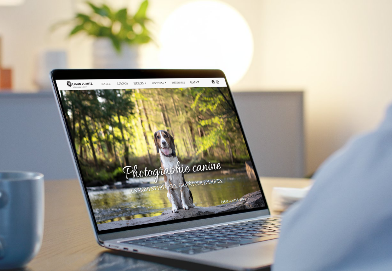 Site web de Lison Plante, photographe canin, dans un laptop sur un bureau