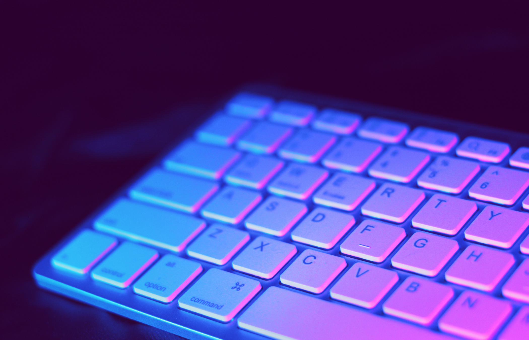 Clavier d'ordinateur blanc avec lumière bleue et mauve