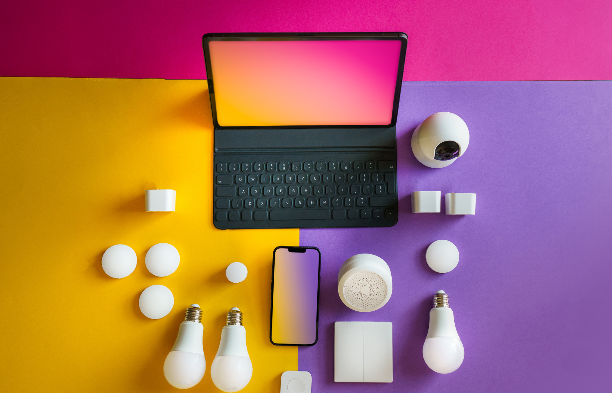Laptop avec ampoules et cellulaire sur bureau coloré